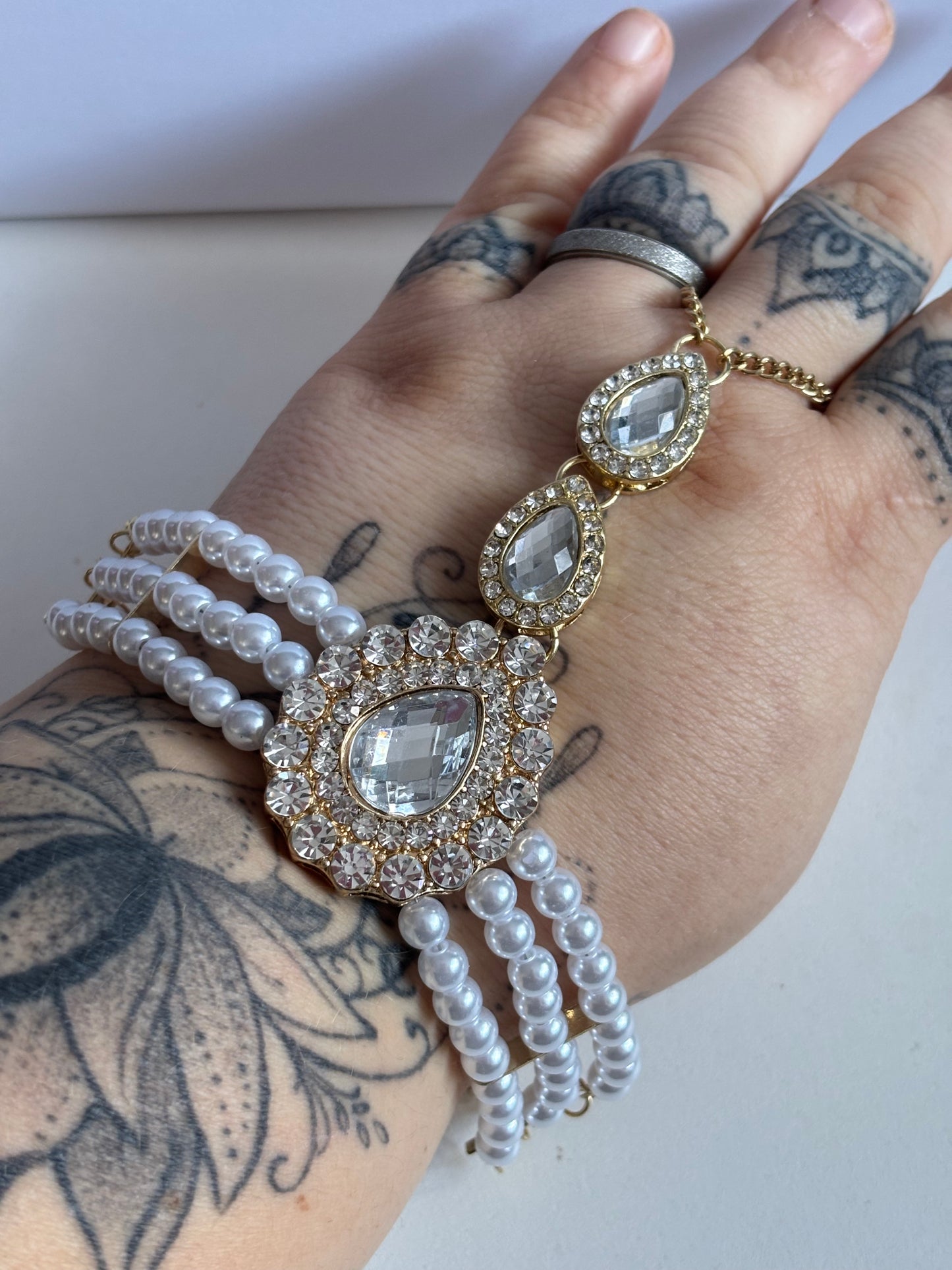 An Elegant And Luxurious Bohemian Vintage Court-Style Bracelet