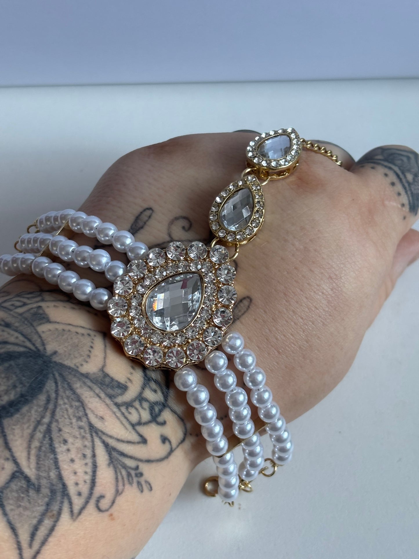 An Elegant And Luxurious Bohemian Vintage Court-Style Bracelet